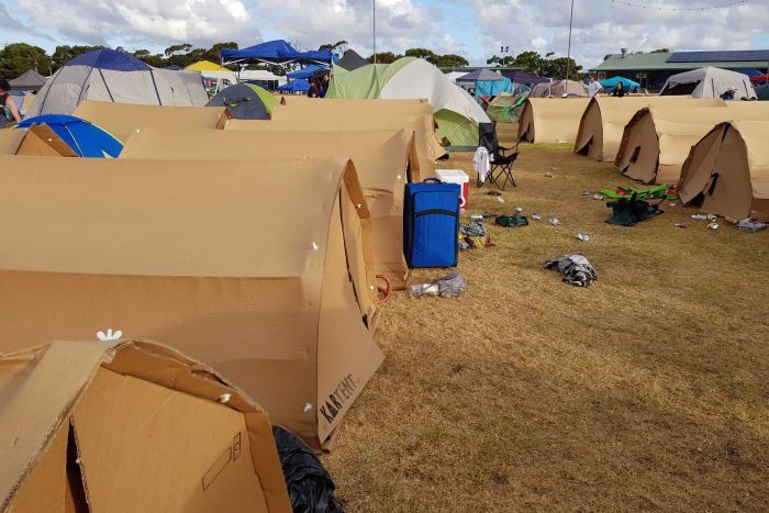 Sekelompok tenda yang terbuat dari karton, di sebuah festival musik.